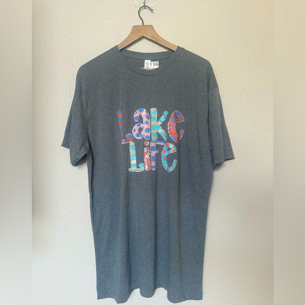 Par•Tee On Designs “Lake Life” Grey Patchwork Graphic T-Shirt – Size XL | NWOT
